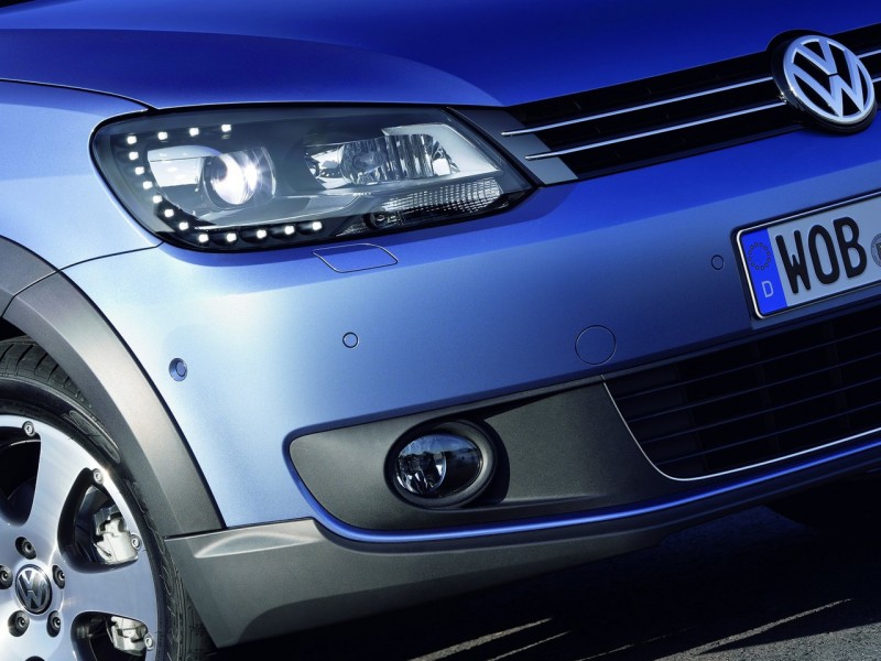 2011-Volkswagen-CrossTouran-Headlight-View.jpg