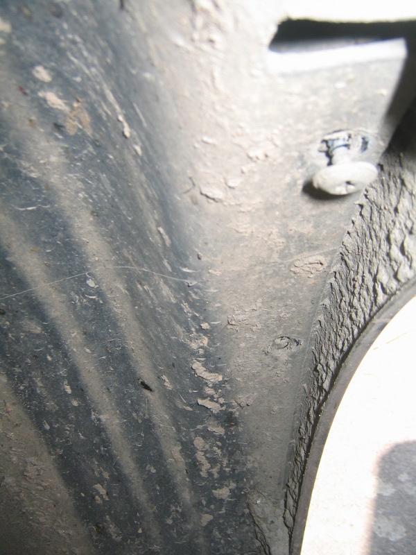 démonter le passage de roue : 2 vis le long de la carrosserie + 1 au fond sous l'amortisseur