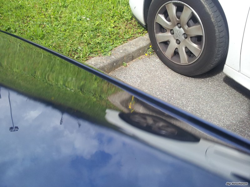 On voit ici le décalage entre le capot (plus bas) et l'aile droite.