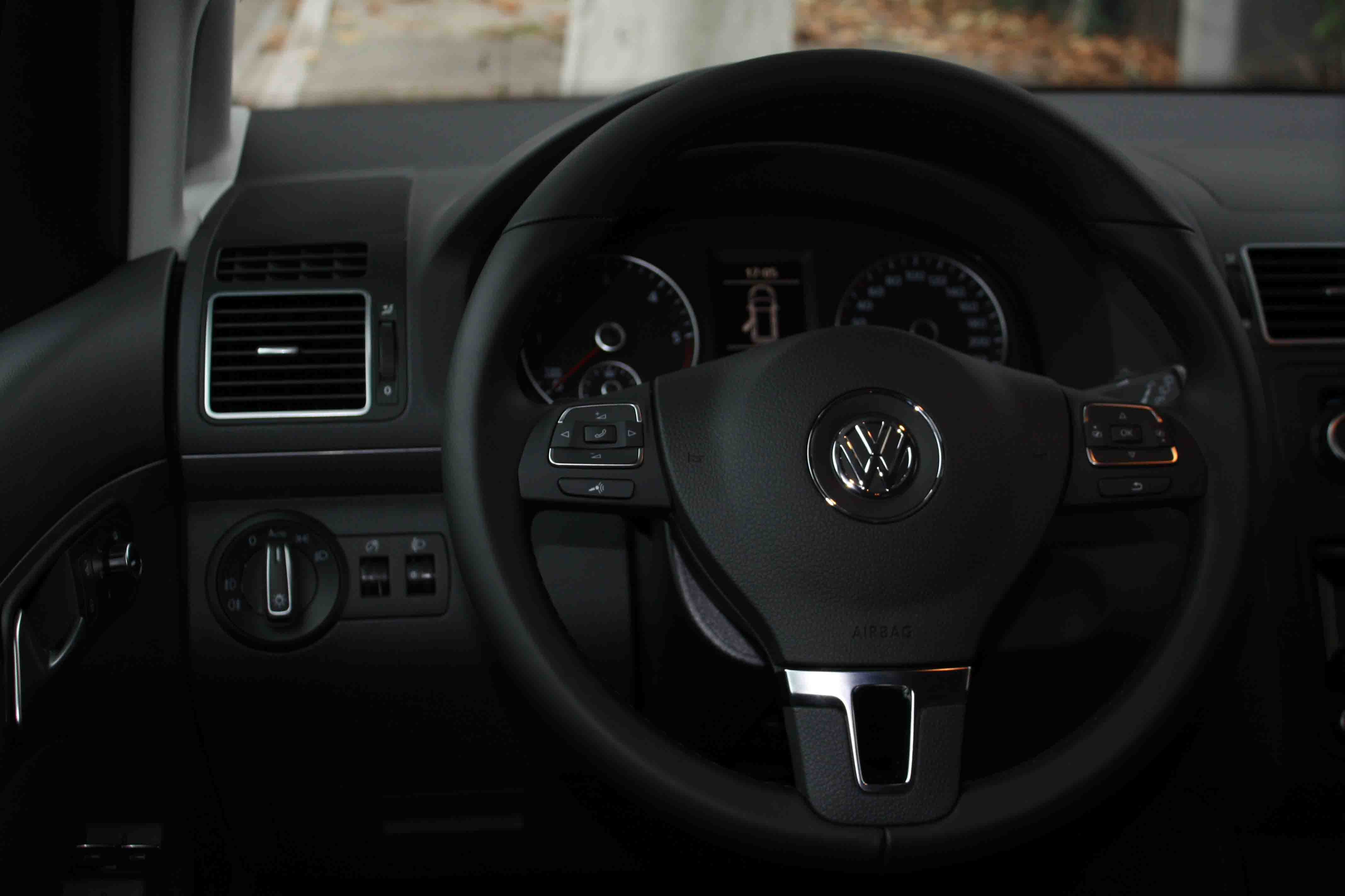 volant multifonction. 2 points faibles : les palettes sont petites et solidaires du volant (impossible à utiliser en tournant) <br />Finition moyenne : gros écart entre garniture de la porte et tableau de bord.