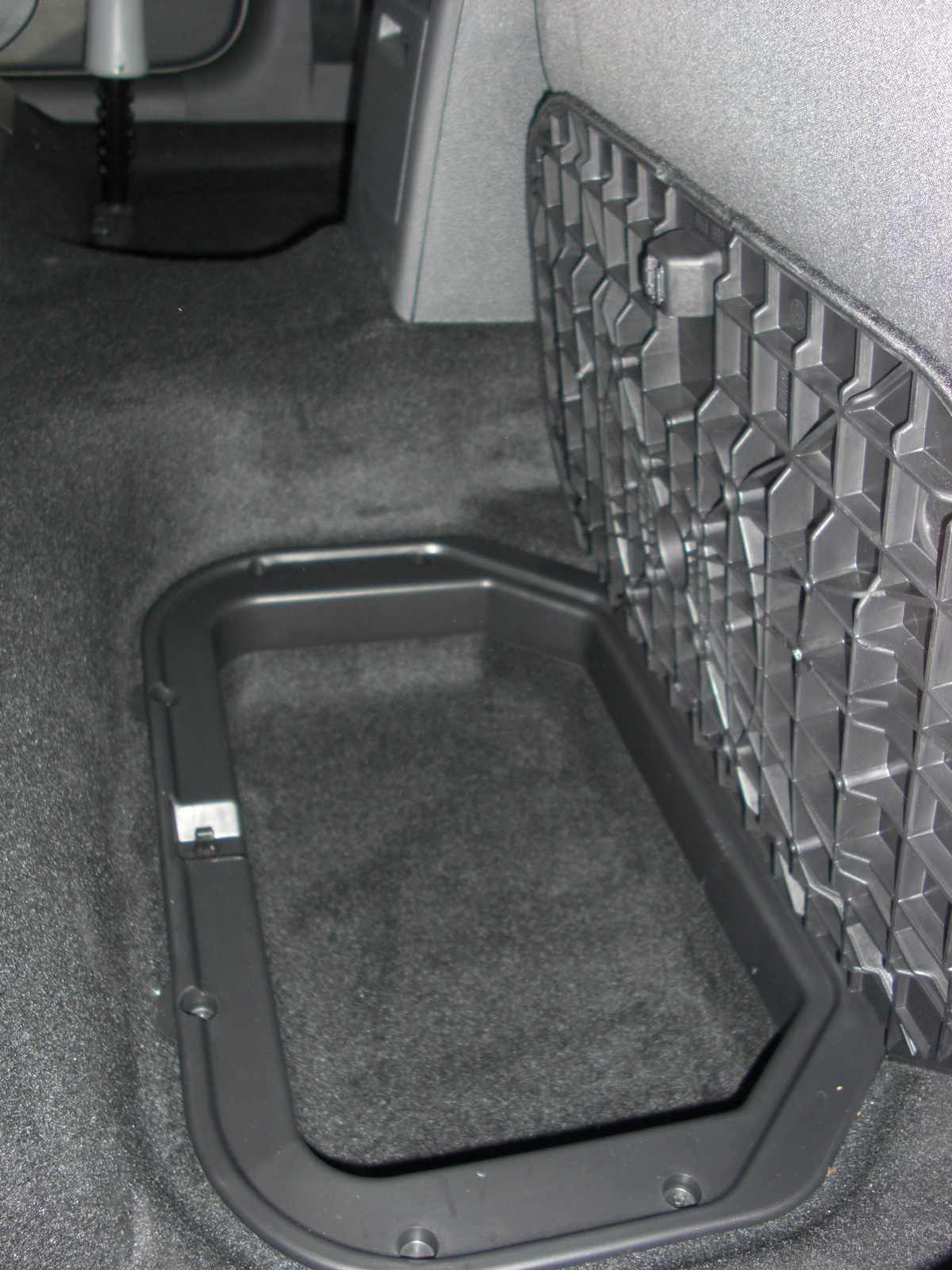 Les trapes de rangement sous les pieds à l'arrière