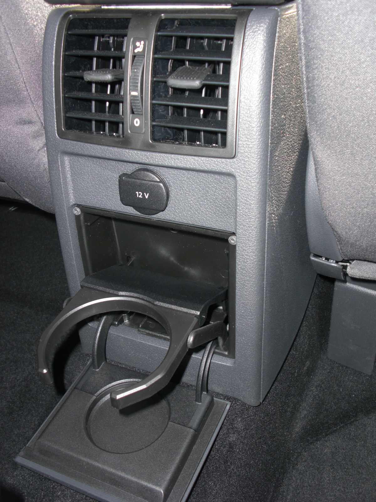 Le porte-bouteille + aérateurs arrières + prise 12v