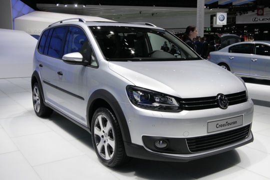 volksagen-cross-touran-657200.jpg